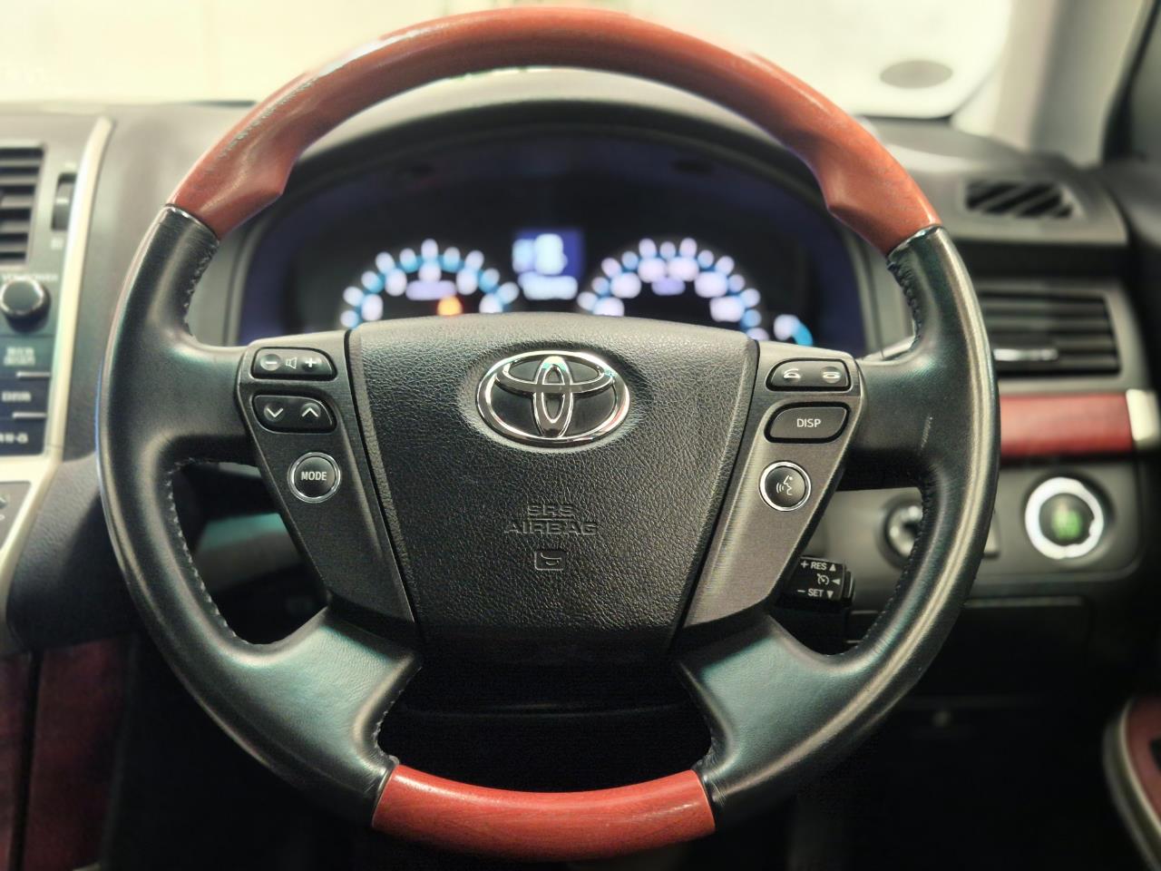 2011 Toyota Crown thumbnail