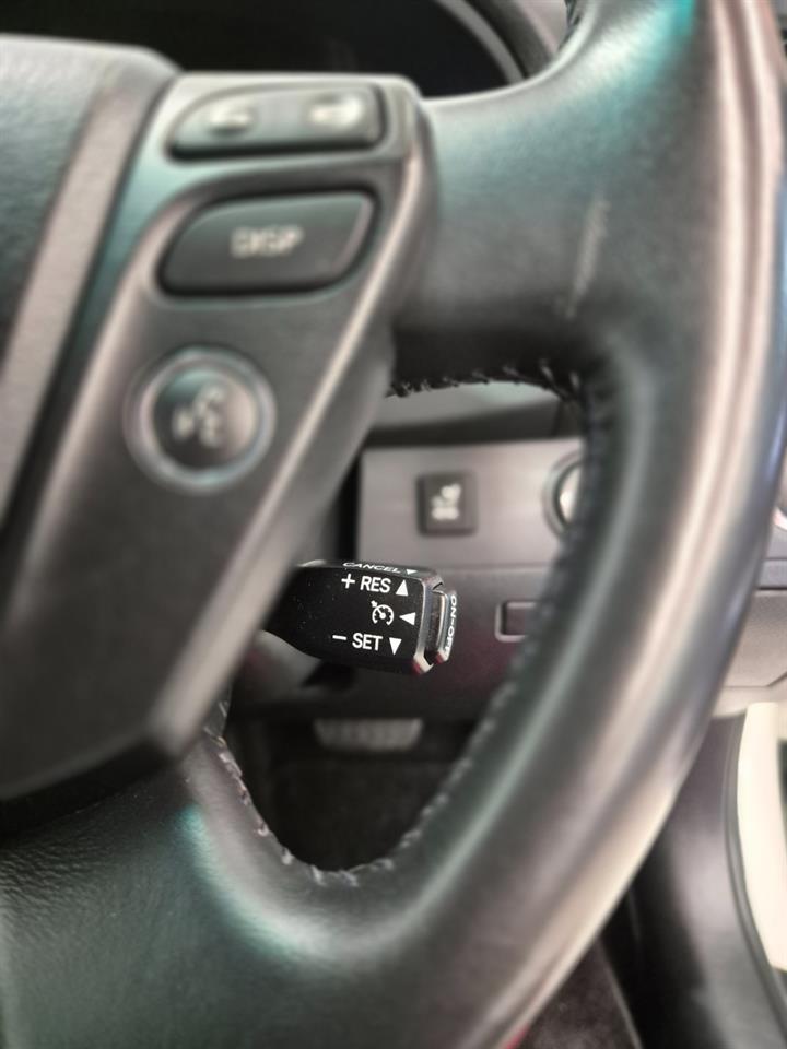 2011 Toyota Crown thumbnail
