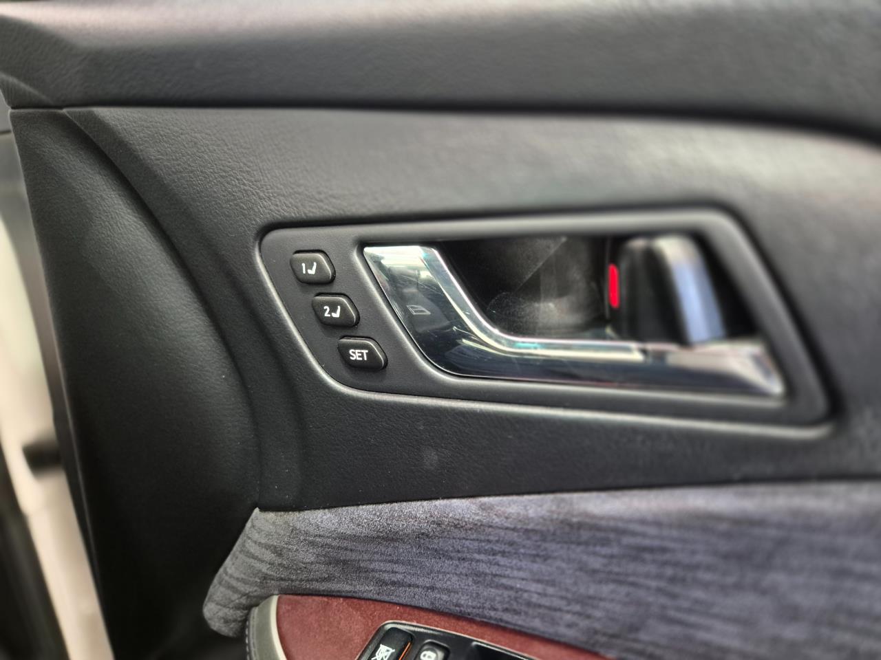 2011 Toyota Crown thumbnail