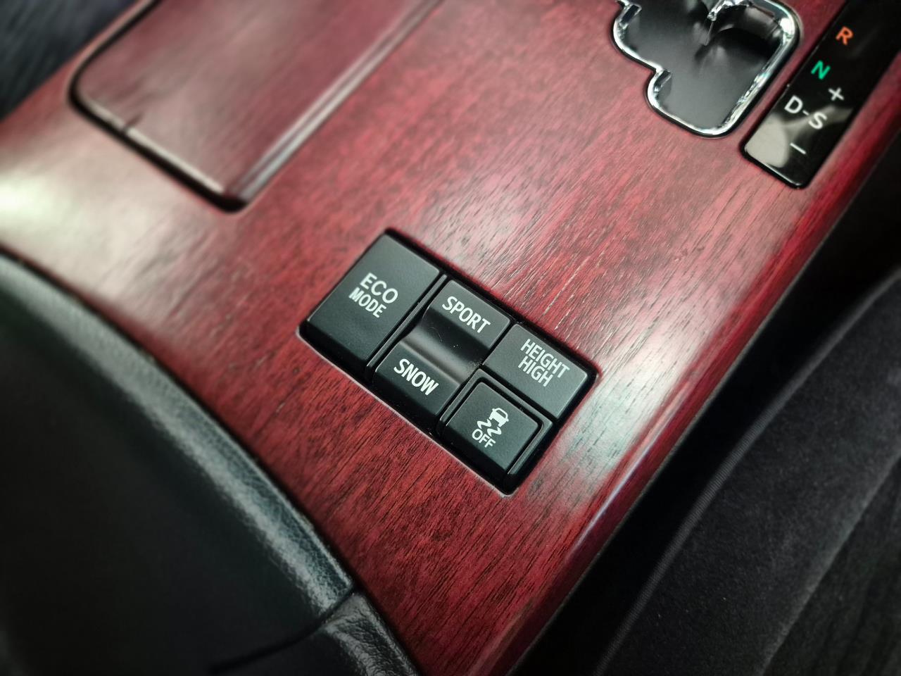2011 Toyota Crown thumbnail