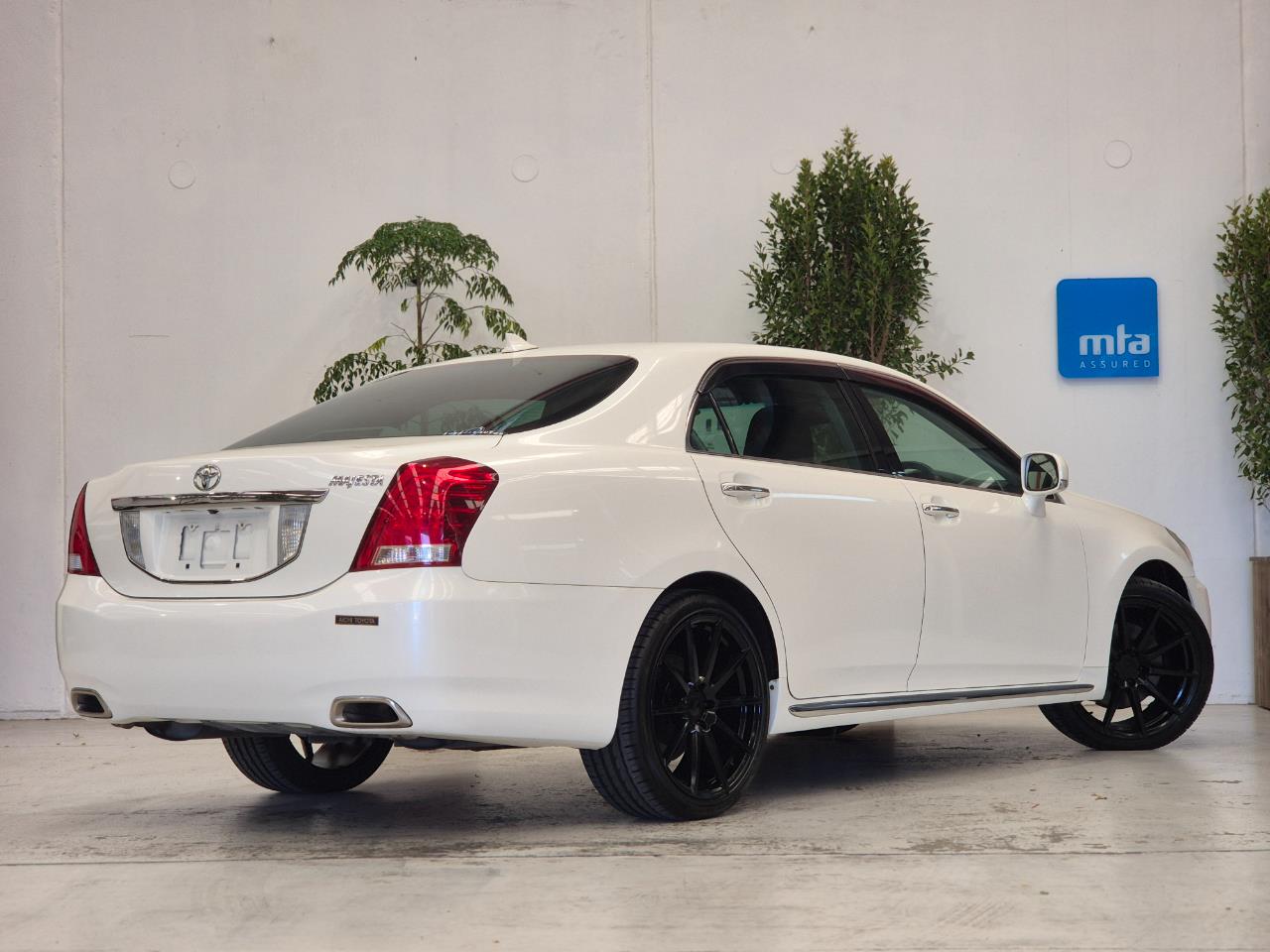 2011 Toyota Crown thumbnail