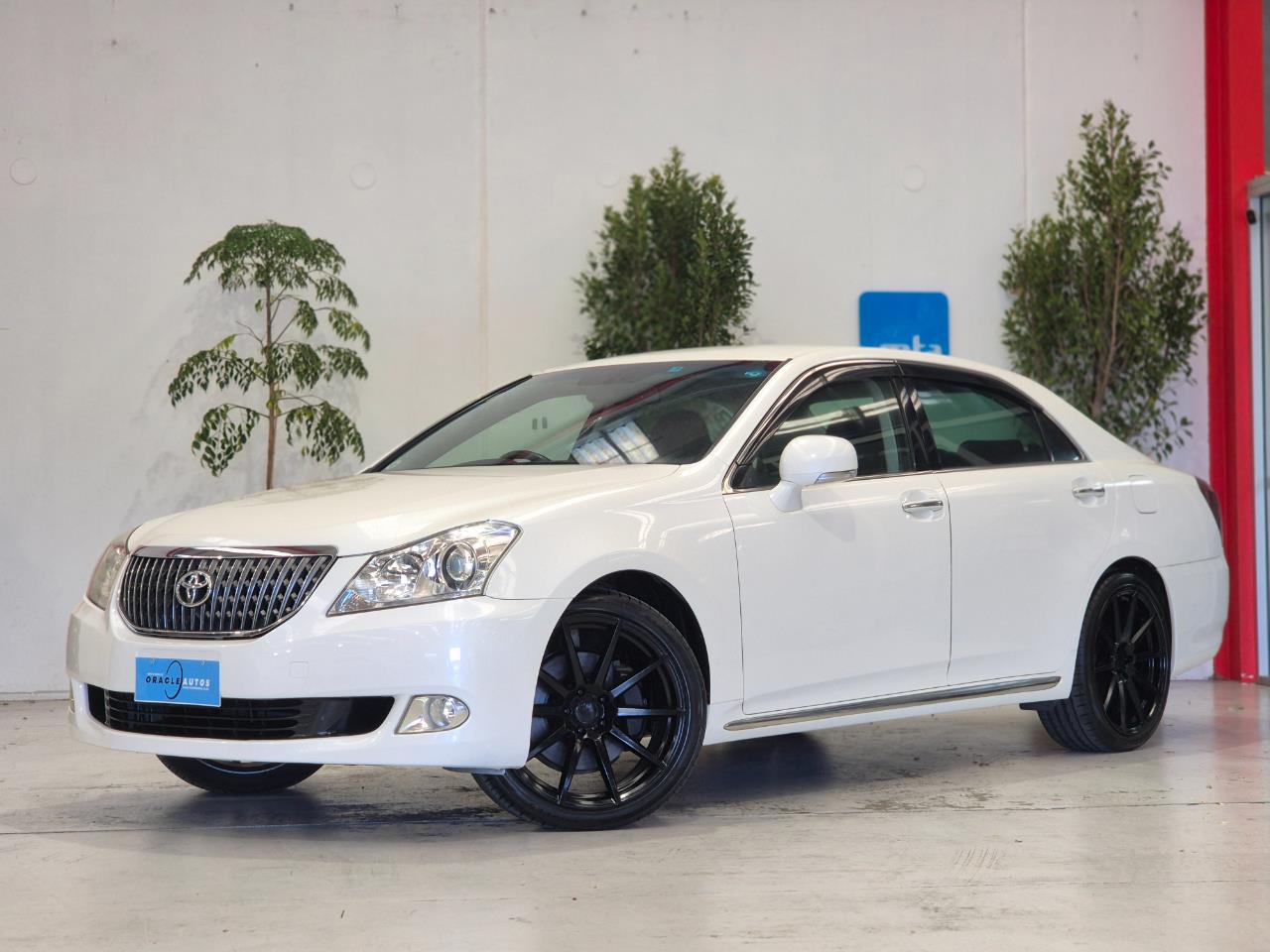 2011 Toyota Crown thumbnail