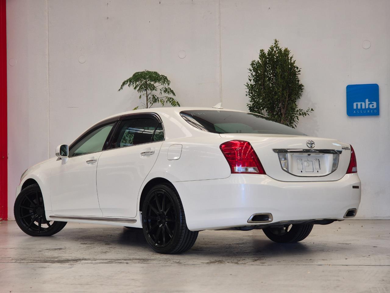 2011 Toyota Crown thumbnail