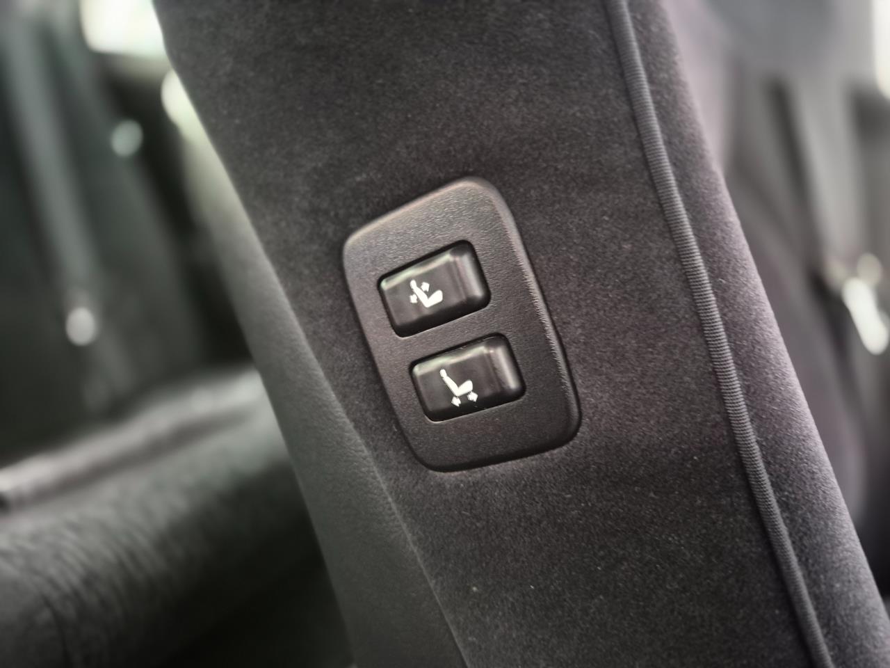 2011 Toyota Crown thumbnail