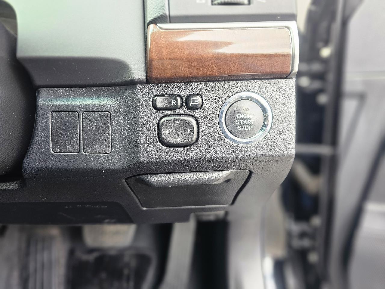 2013 Toyota Mark-X thumbnail