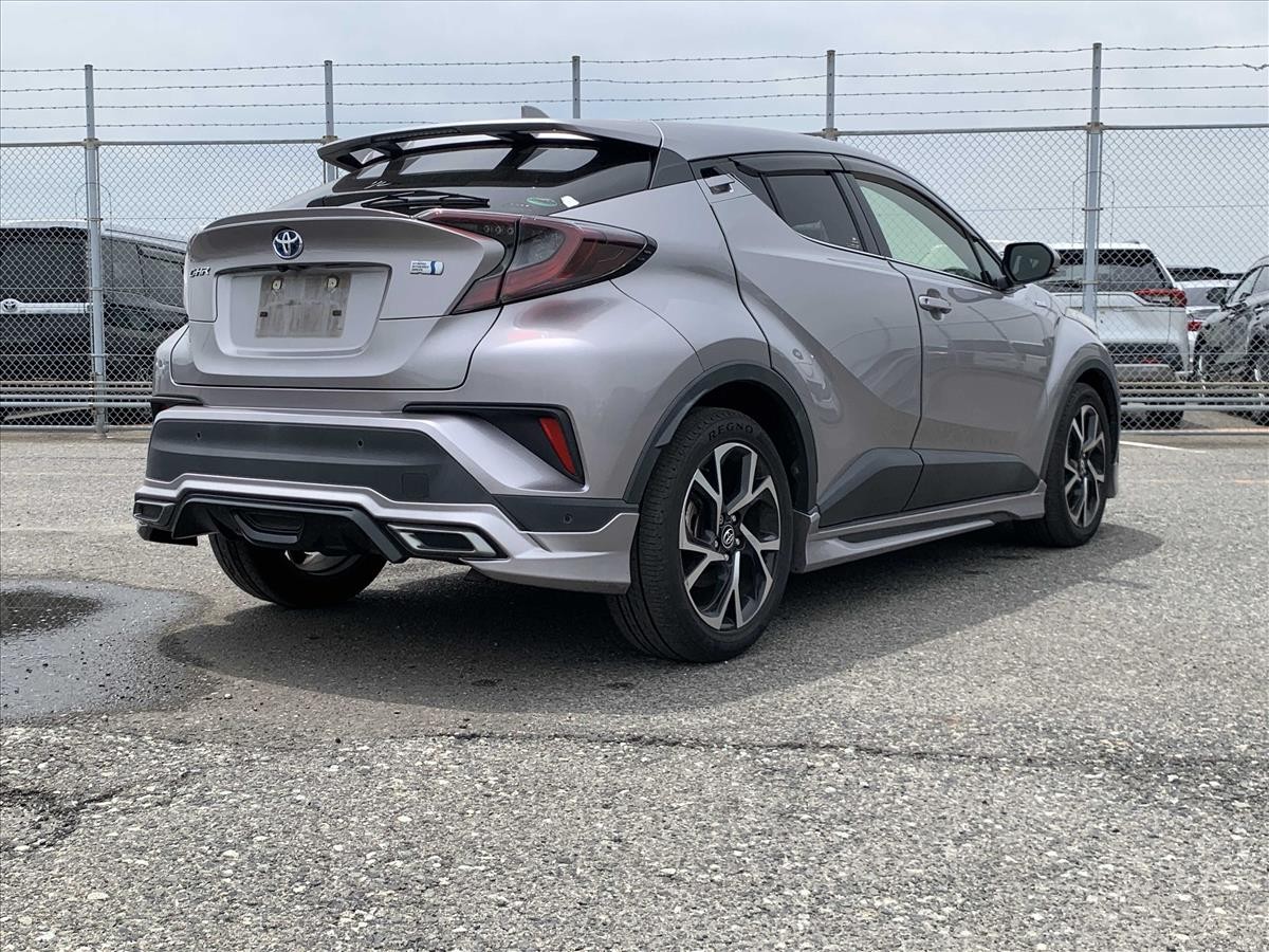 2017 Toyota C-HR thumbnail