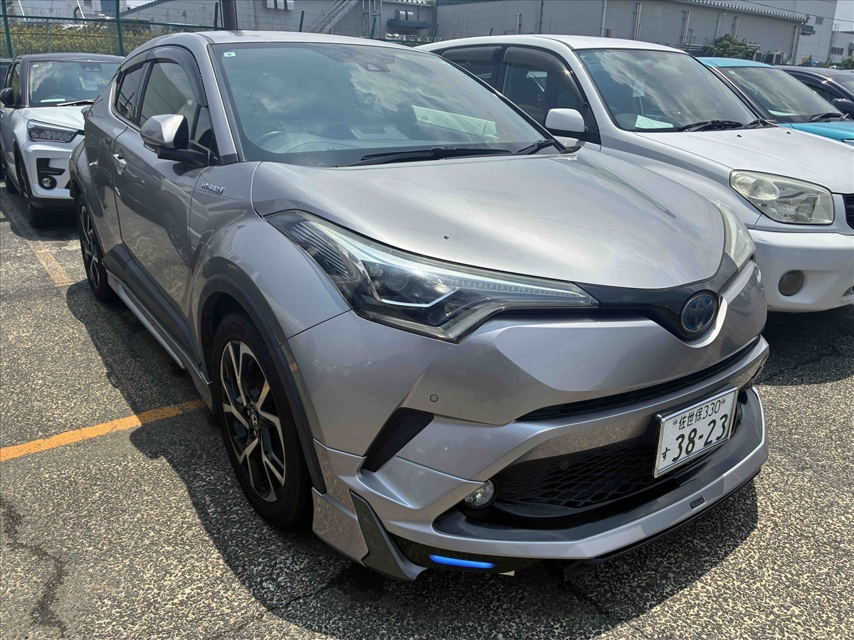 2017 Toyota C-HR thumbnail