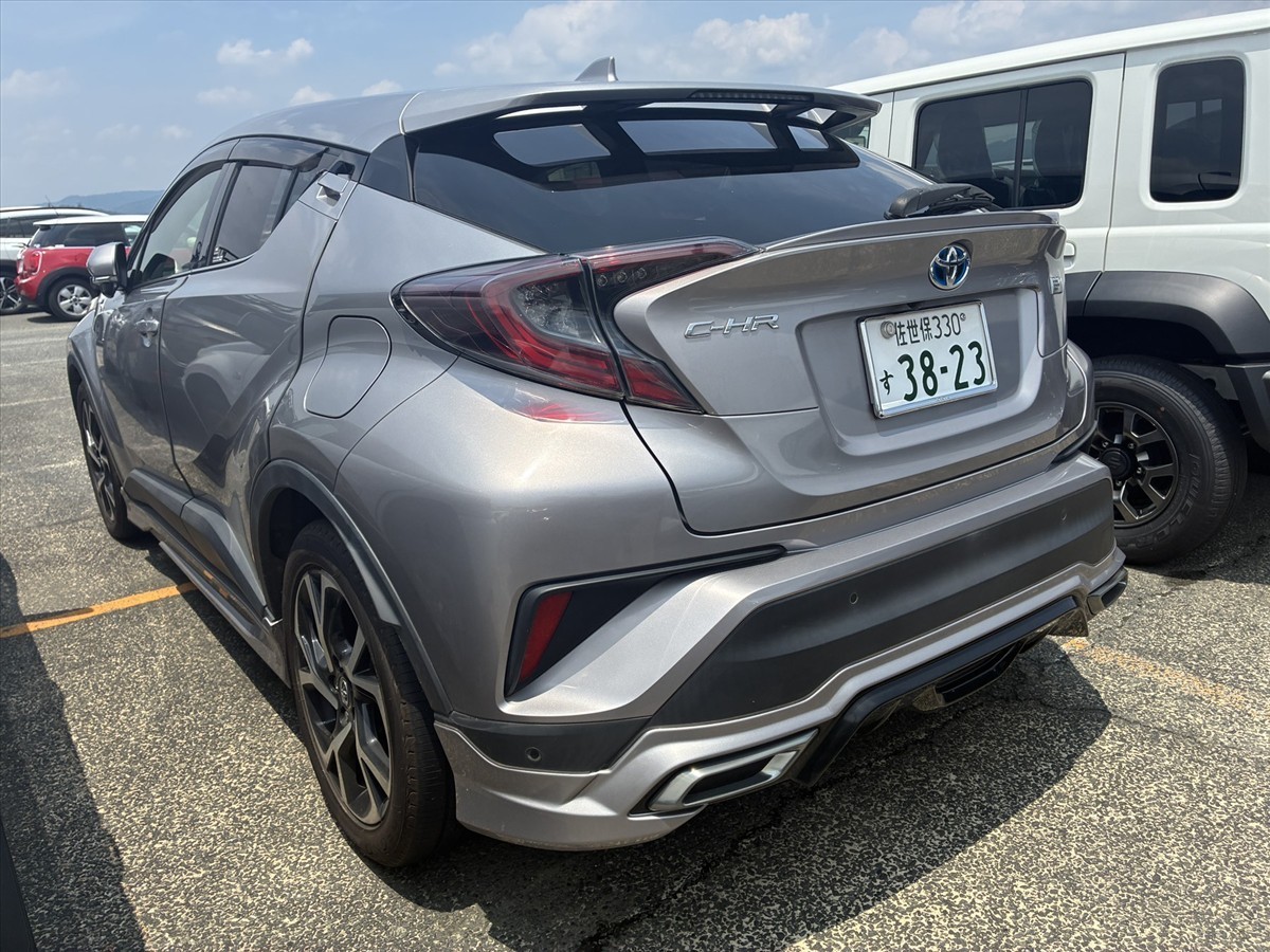 2017 Toyota C-HR thumbnail