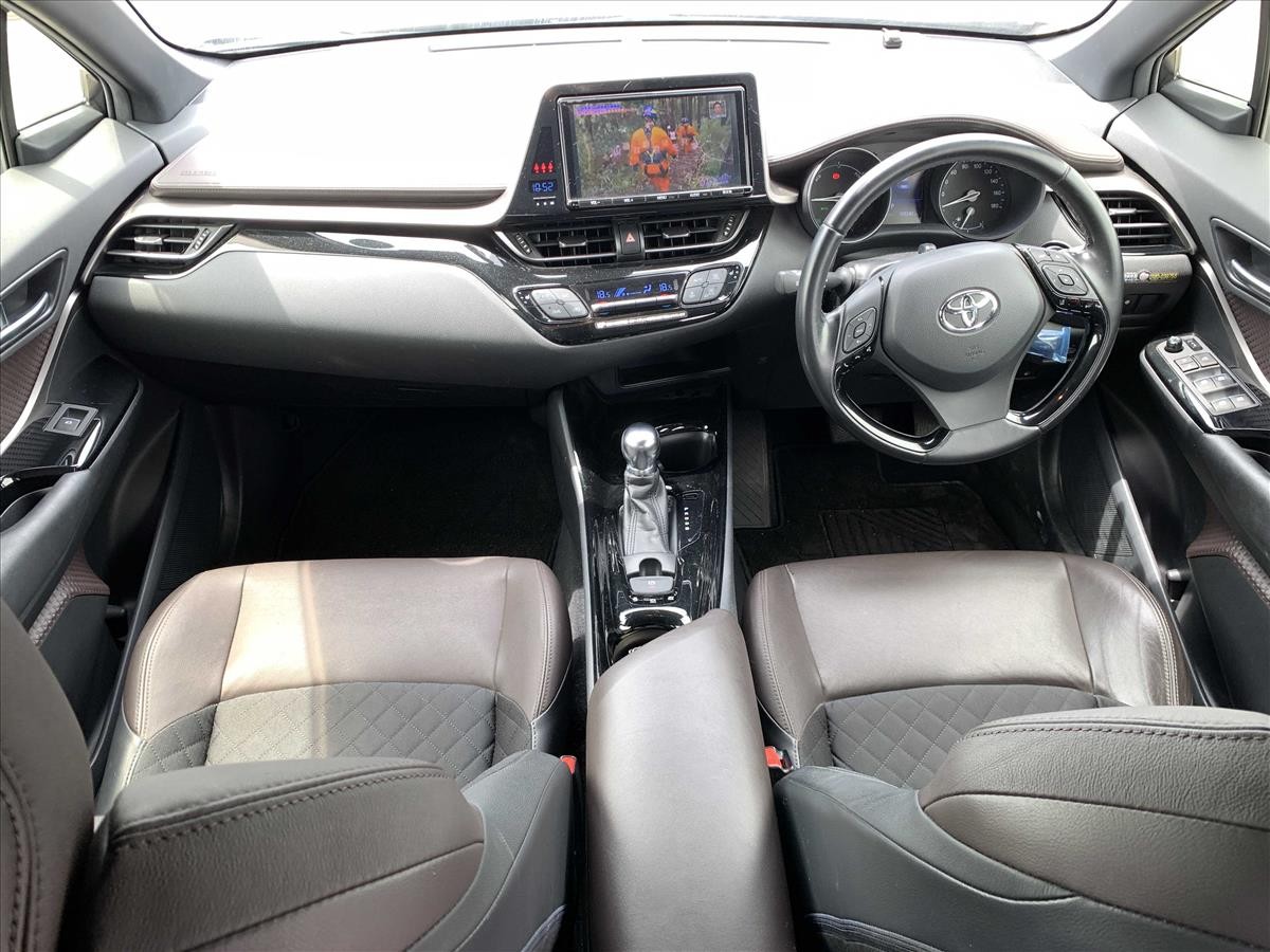 2017 Toyota C-HR thumbnail