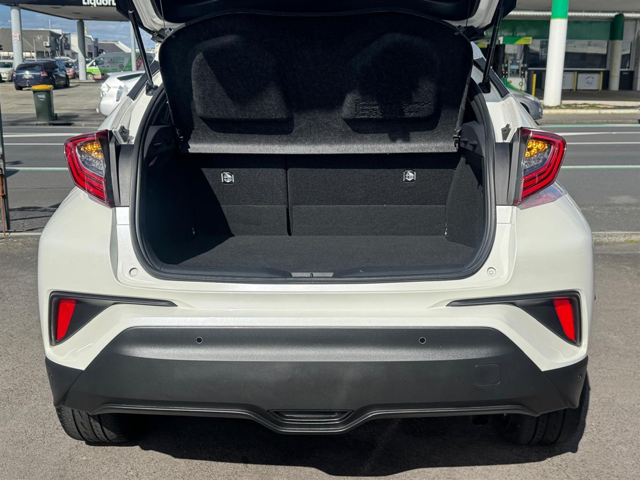 2018 Toyota C-HR thumbnail