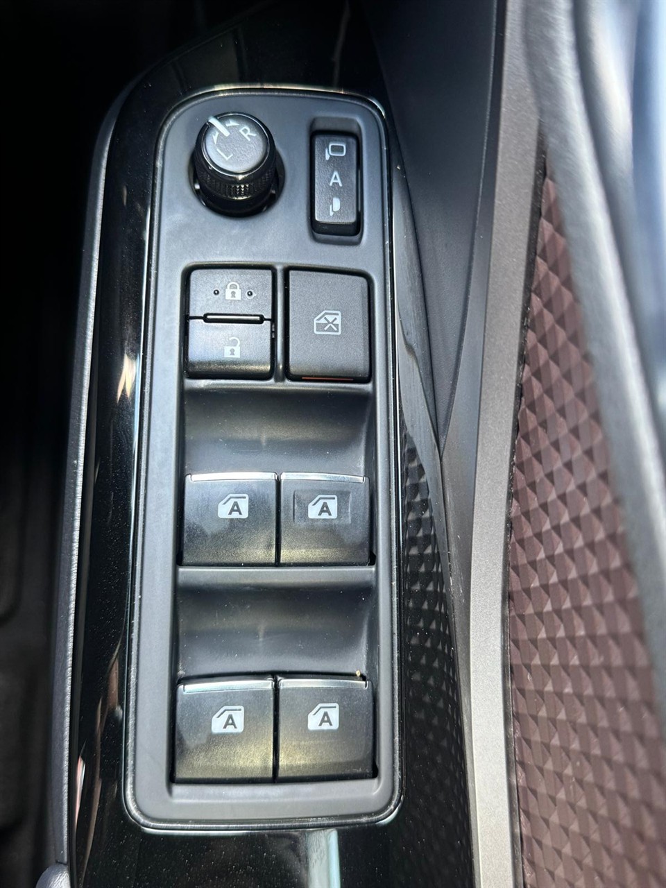 2018 Toyota C-HR thumbnail