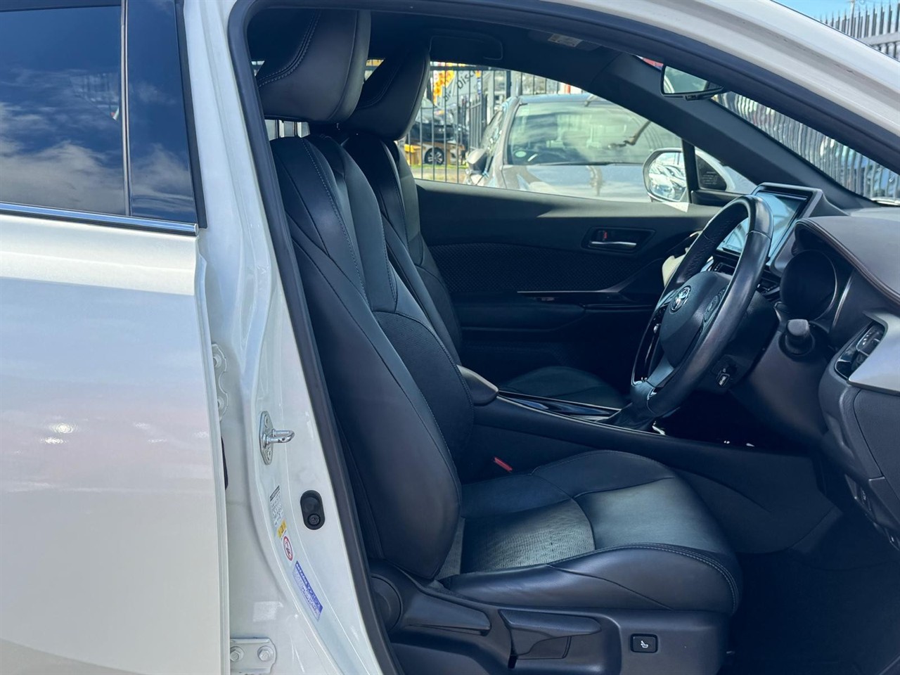 2018 Toyota C-HR thumbnail
