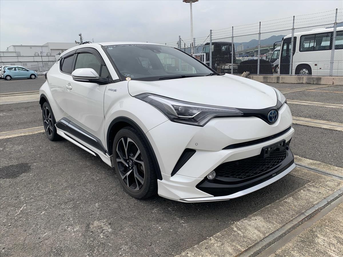 2017 Toyota C-HR thumbnail