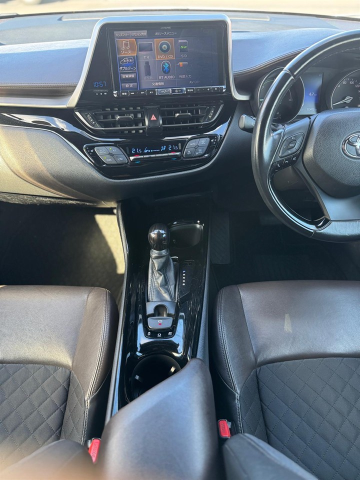 2017 Toyota C-HR thumbnail