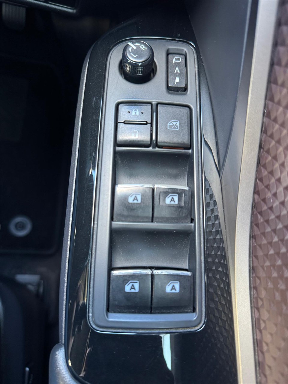 2017 Toyota C-HR thumbnail