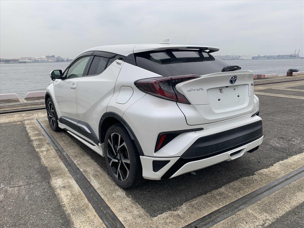 2017 Toyota C-HR thumbnail