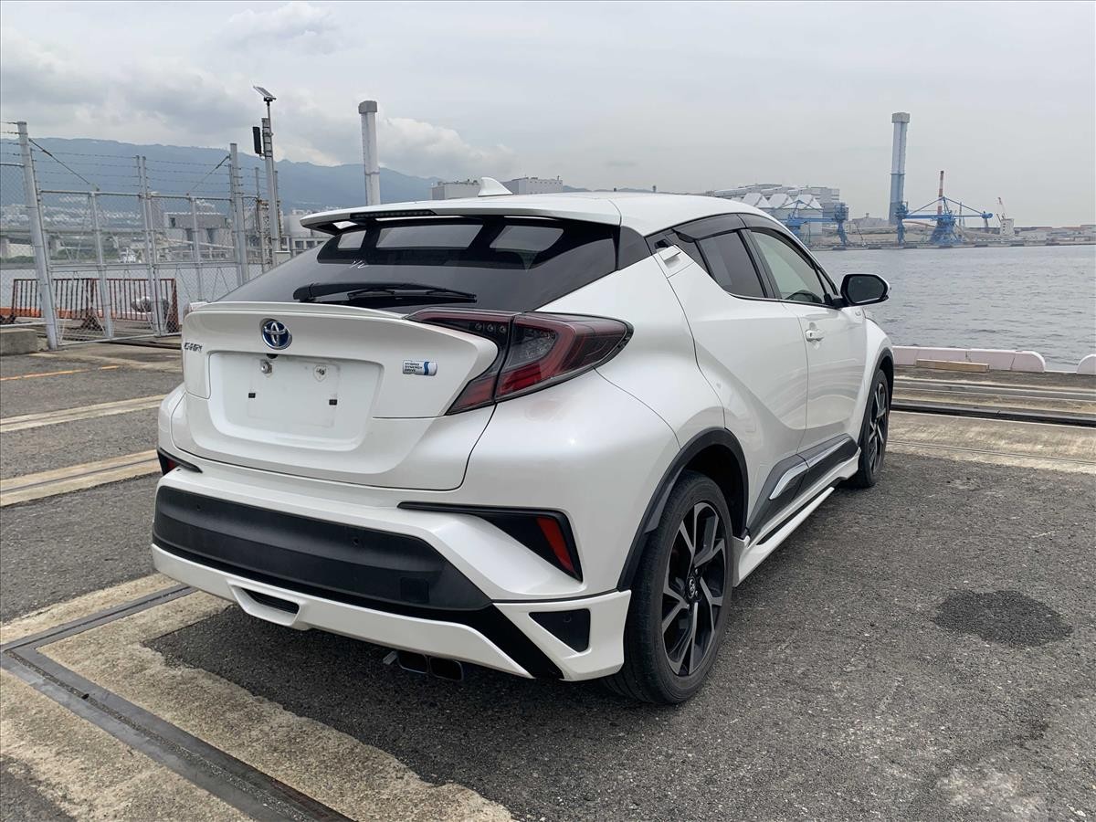 2017 Toyota C-HR thumbnail