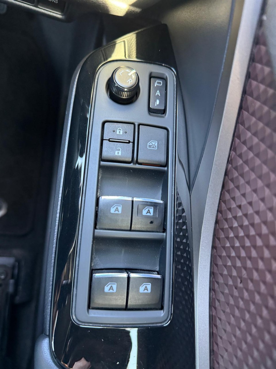 2017 Toyota C-HR thumbnail