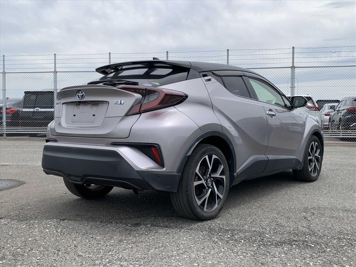2017 Toyota C-HR thumbnail