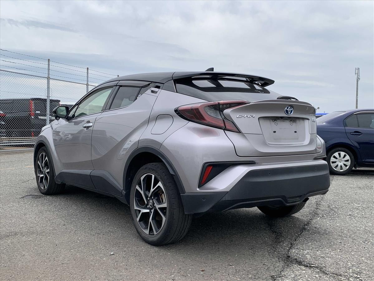 2017 Toyota C-HR thumbnail