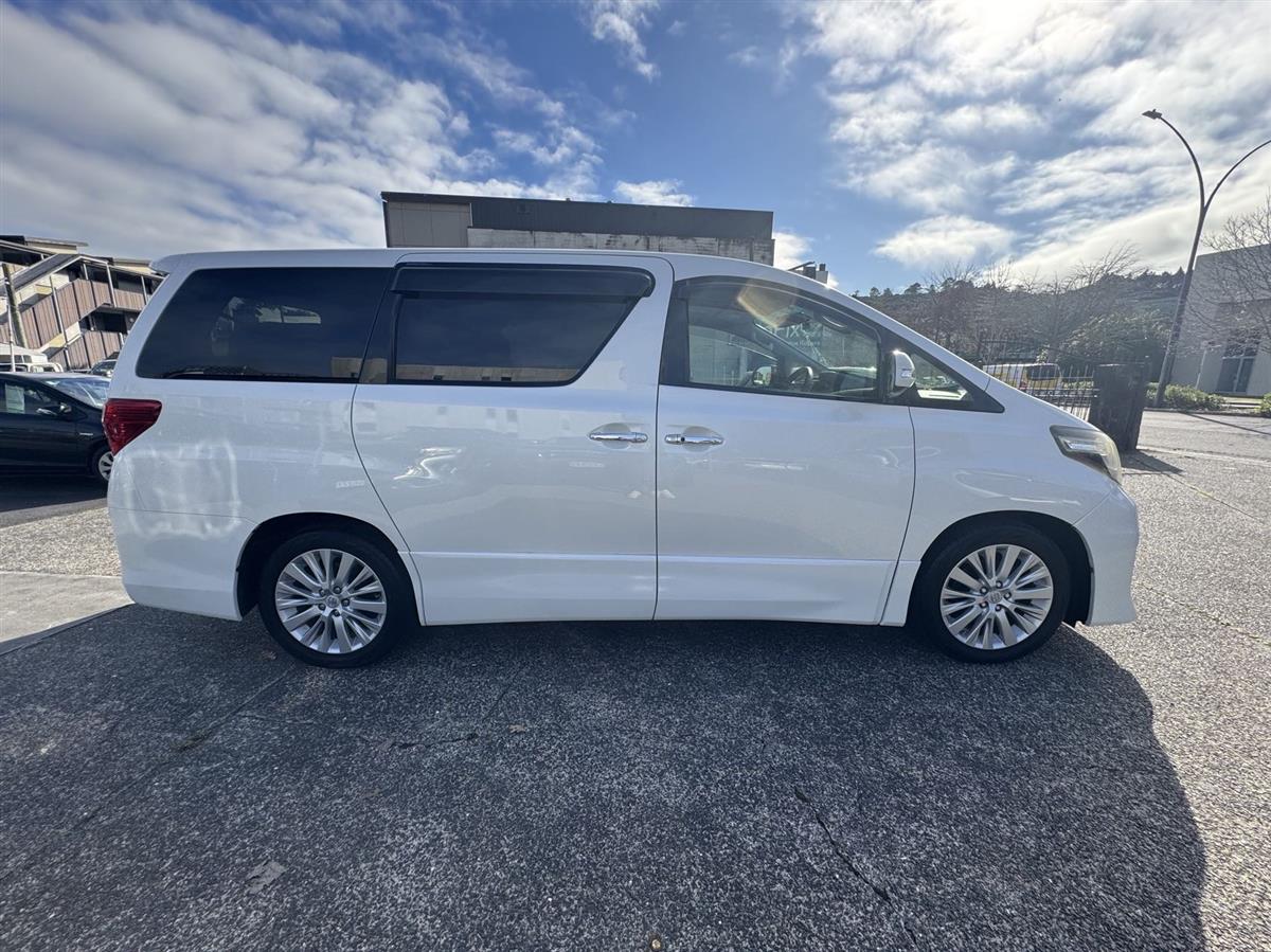 2013 Toyota Alphard thumbnail