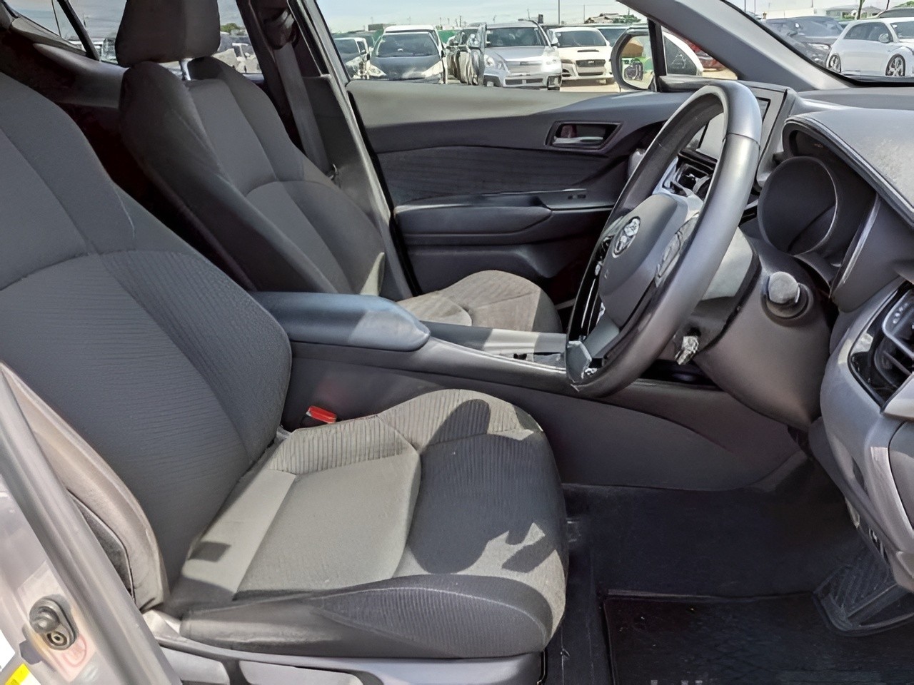 2017 Toyota C-HR thumbnail