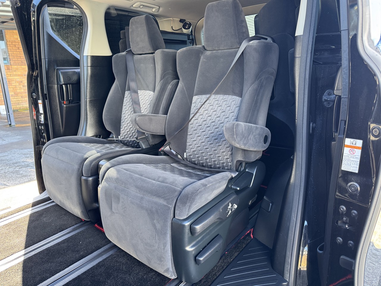 2017 Toyota Vellfire thumbnail