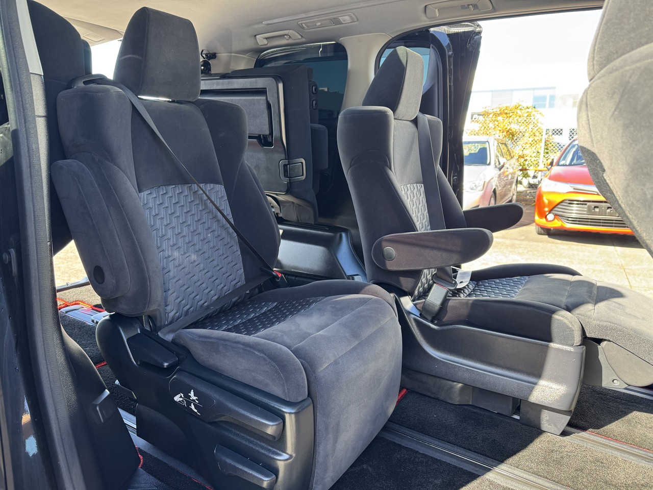 2017 Toyota Vellfire thumbnail