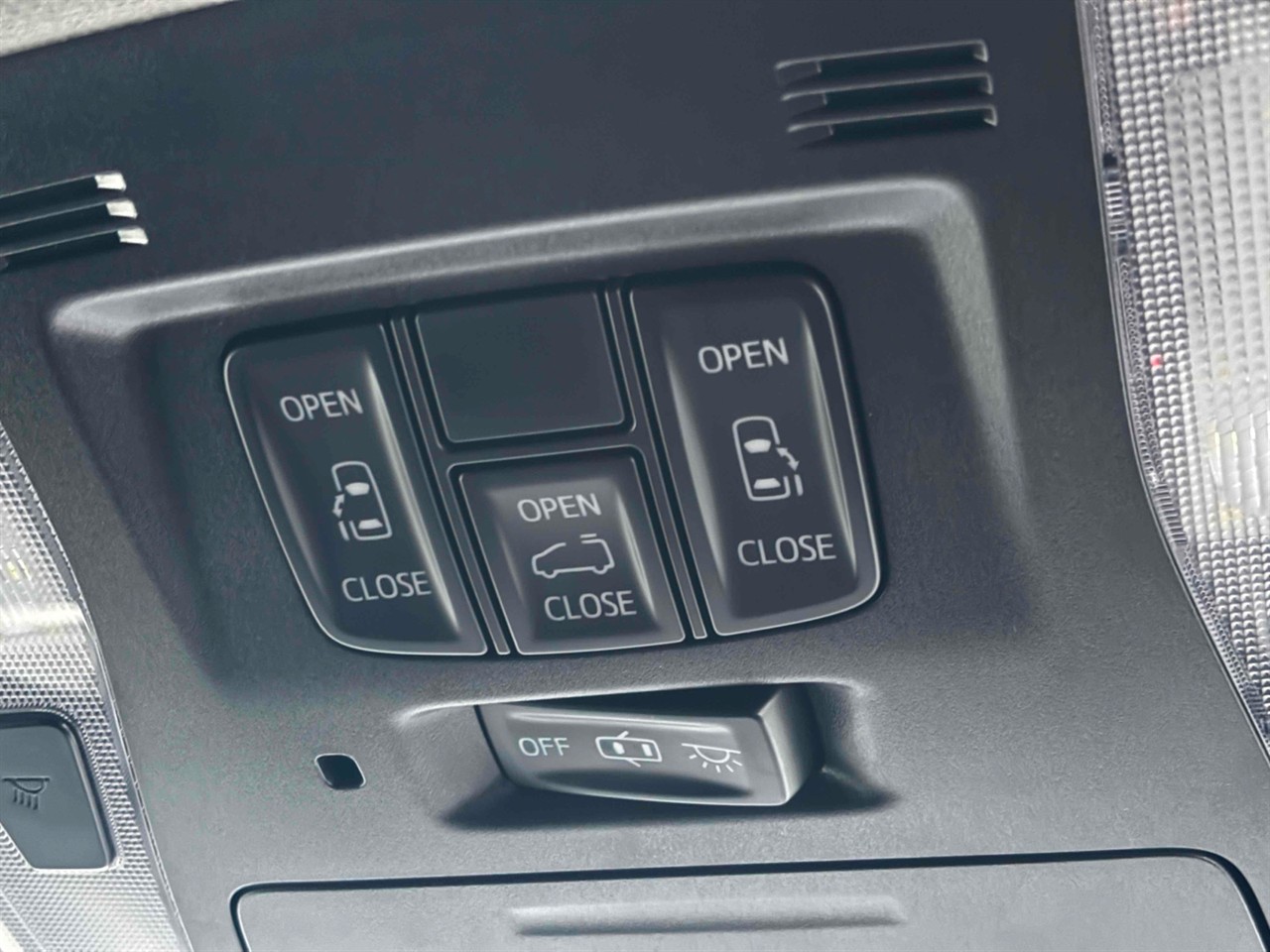2017 Toyota Vellfire thumbnail
