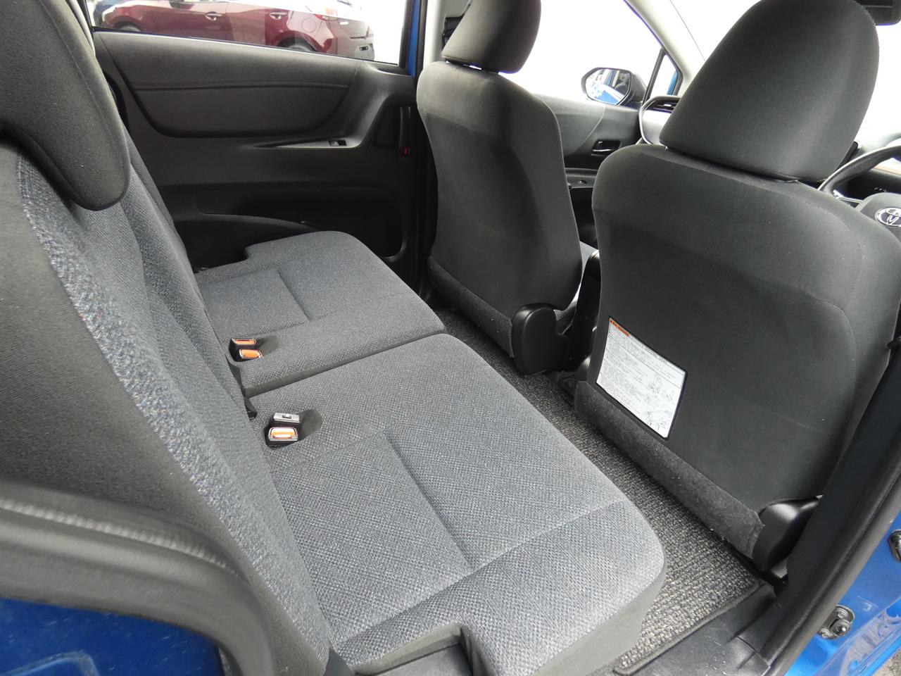 2016 Toyota Sienta thumbnail