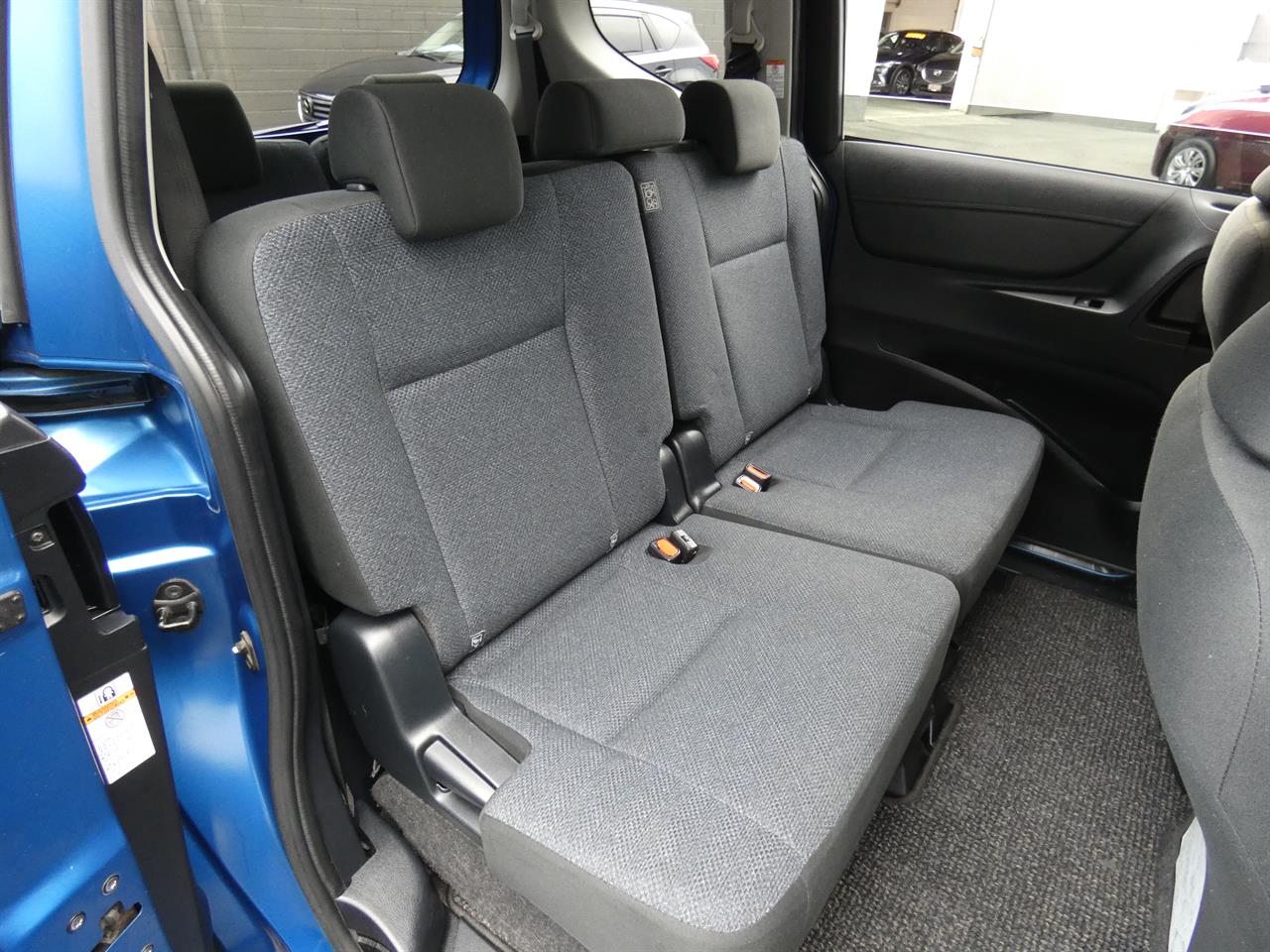 2016 Toyota Sienta thumbnail
