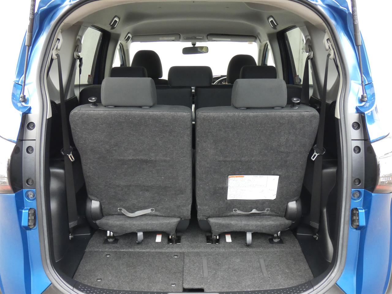 2016 Toyota Sienta thumbnail