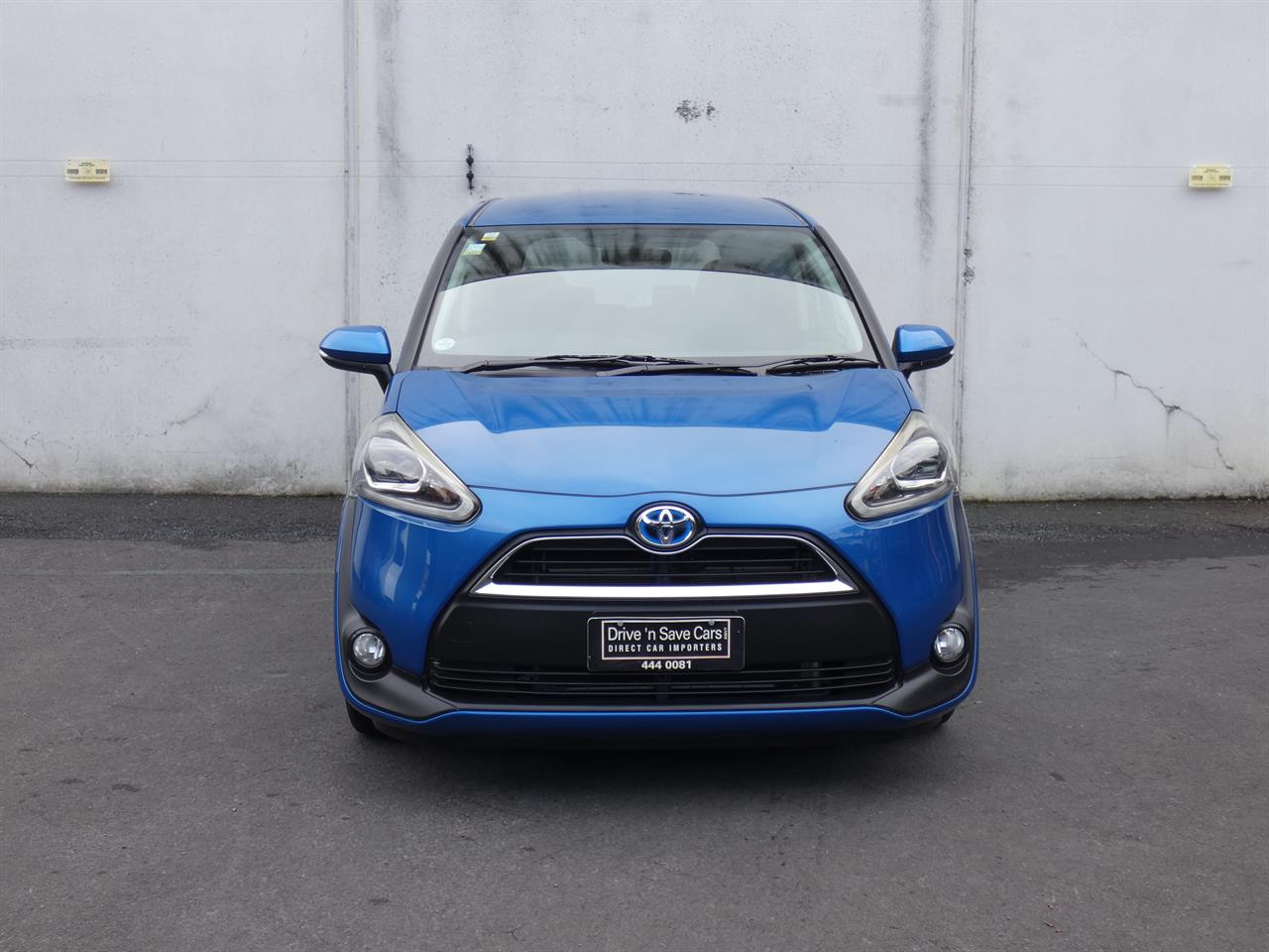 2016 Toyota Sienta thumbnail