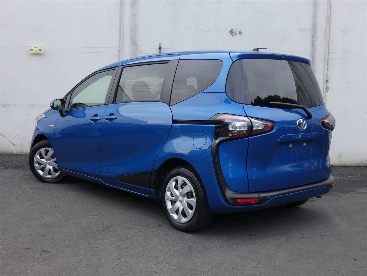 2016 Toyota Sienta thumbnail