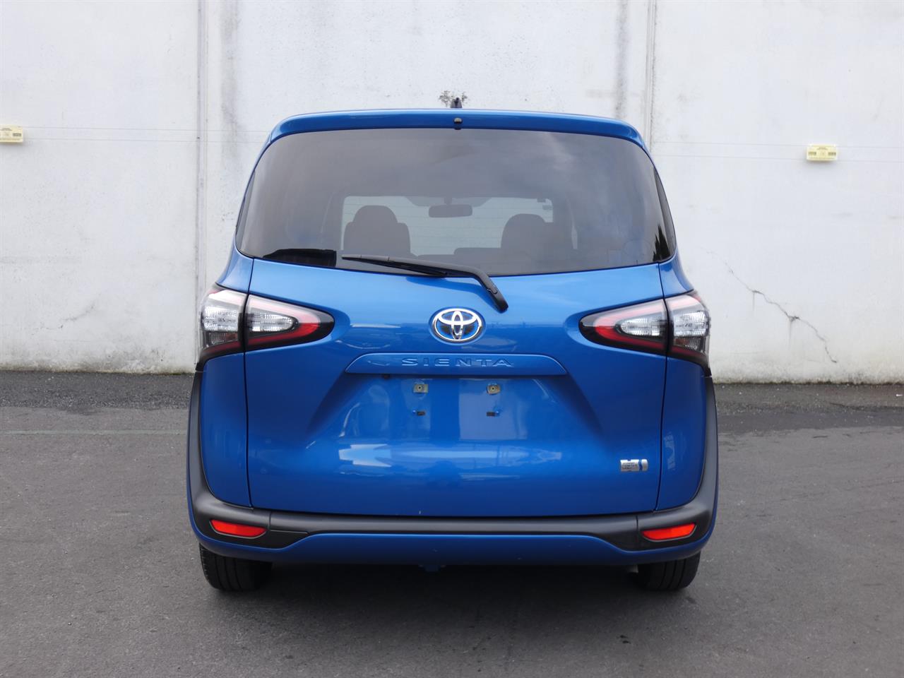 2016 Toyota Sienta thumbnail