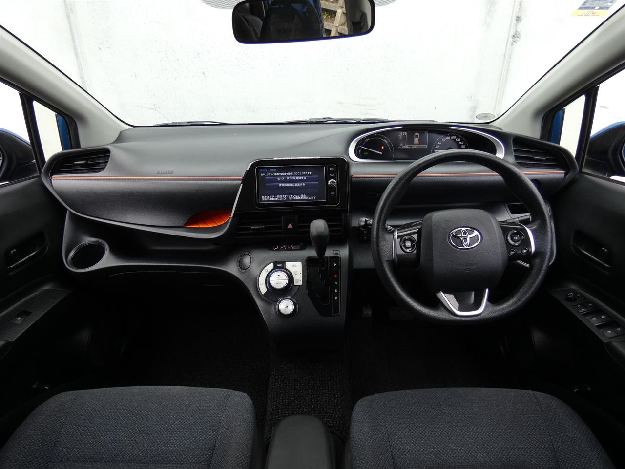 2016 Toyota Sienta thumbnail