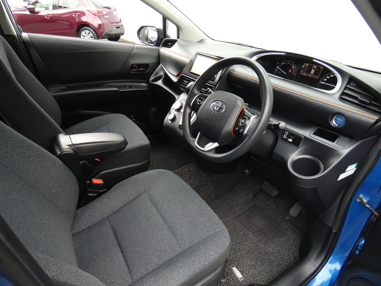 2016 Toyota Sienta thumbnail