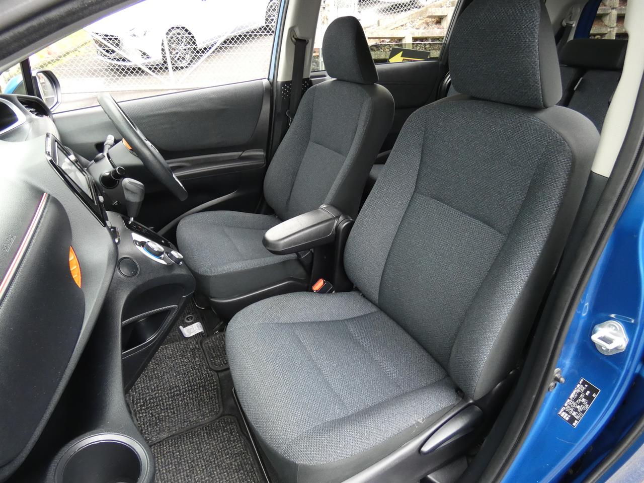 2016 Toyota Sienta thumbnail