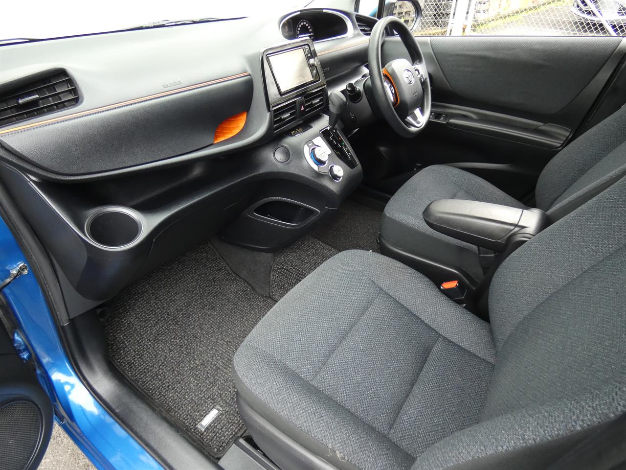 2016 Toyota Sienta thumbnail