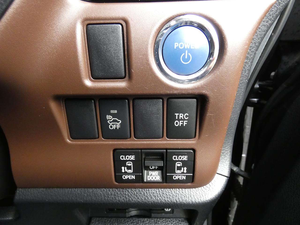 2015 Toyota Esquire thumbnail
