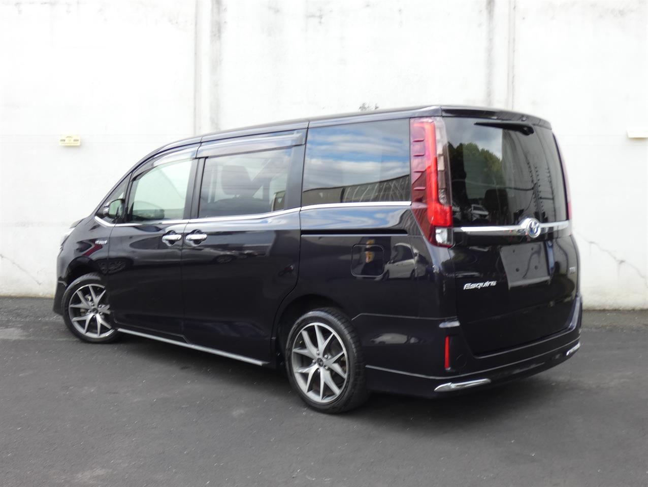 2015 Toyota Esquire thumbnail
