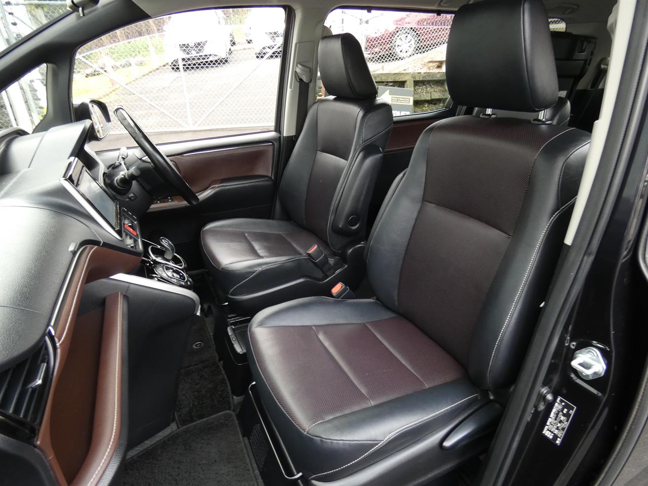 2015 Toyota Esquire thumbnail