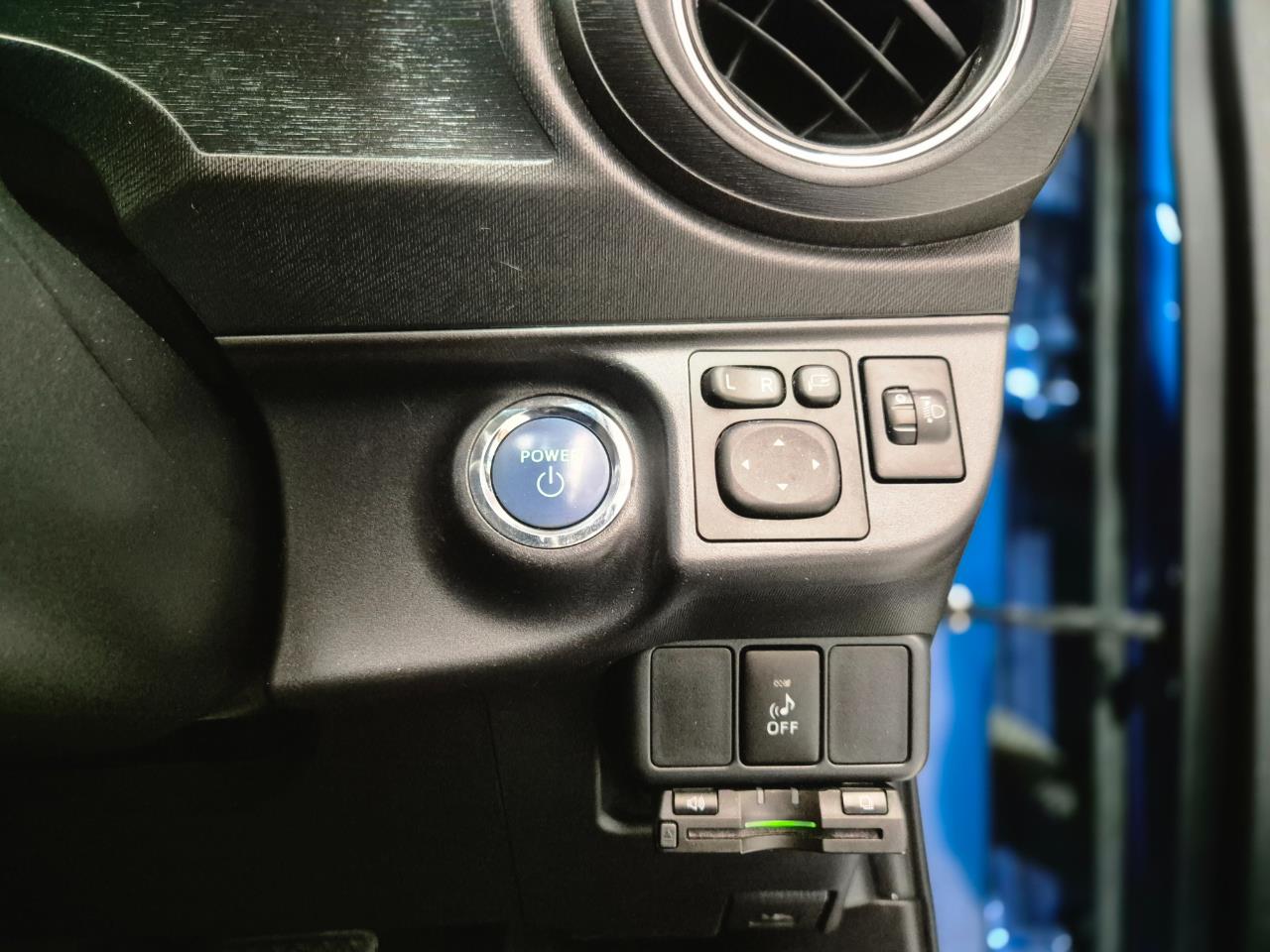 2014 Toyota Aqua thumbnail