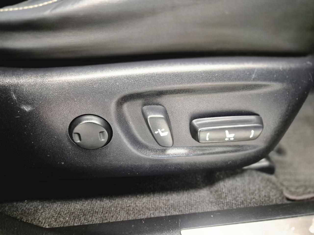 2014 Toyota HARRIER thumbnail