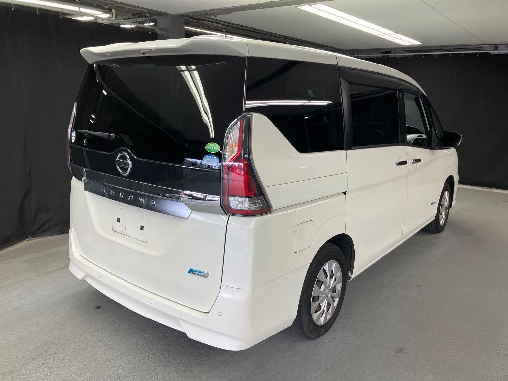 2017 Nissan Serena thumbnail