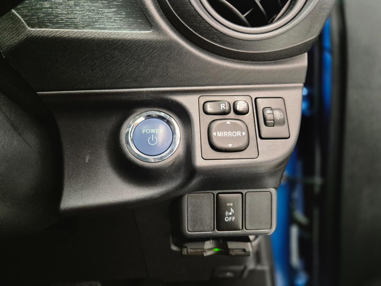 2013 Toyota Aqua thumbnail