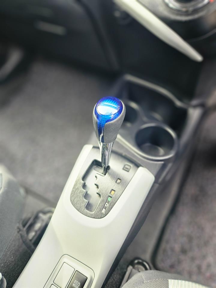 2013 Toyota Aqua thumbnail