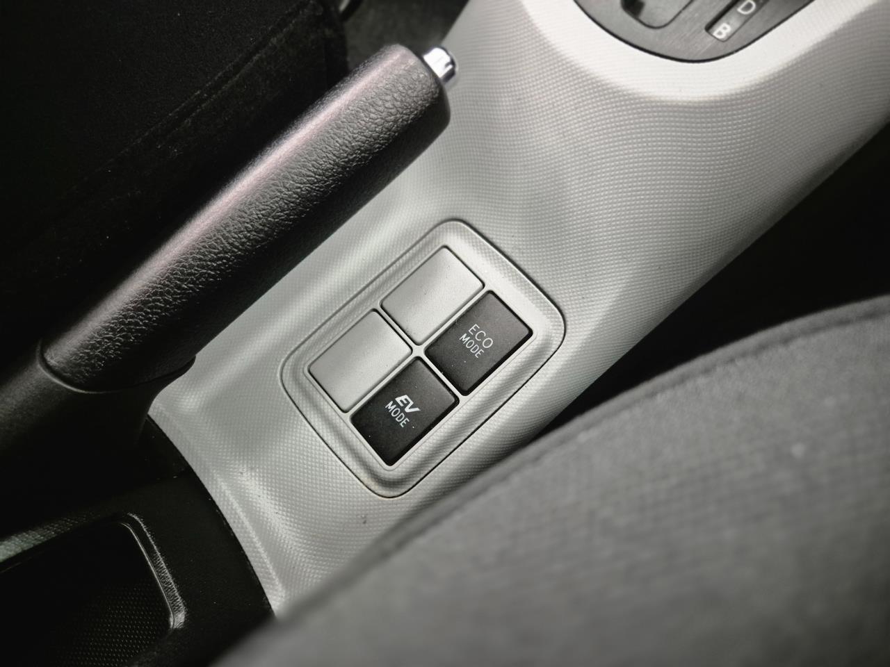 2013 Toyota Aqua thumbnail
