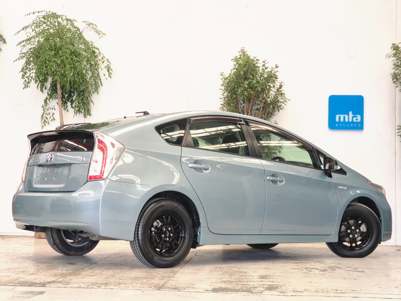 2015 Toyota Prius thumbnail