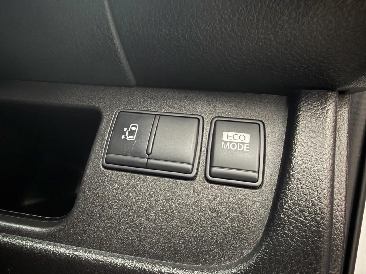 2013 Nissan Serena thumbnail